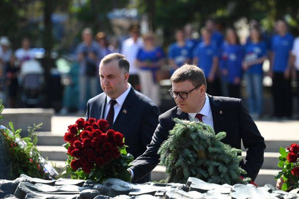 Губернатор Алексей Текслер возложил цветы к Вечному огню на Аллее Славы