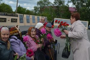 Сегодня в Уйском в День памяти и скорби на площади ДК «Колос» прошел митинг