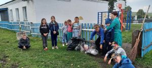 В Никольском ребята навели порядок у памятника участникам войны и у сельского клуба