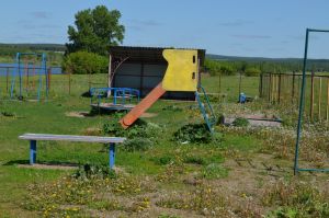 В Маслово обновили детскую площадку