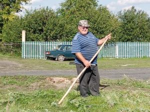 В Мирном провели субботник возле местного ДК