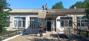 В Нижнеусцелемовской школе ремонтируют кровлю здания