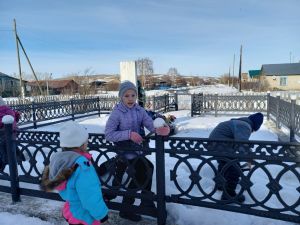 В Никольском юные волонтеры навели порядок возле памятника участникам Великой Отечественной войны