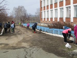 В Октябрьском прошел субботник возле школы