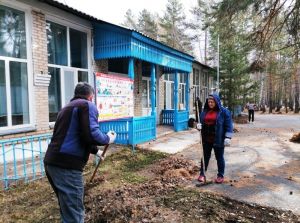 На территории детского лагеря «Сосновый бор» прошел субботник