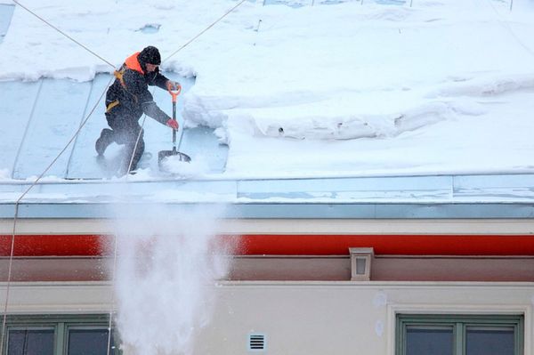 В Уйском очищают крыши домов от снега
