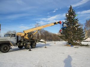 В Уйском на площади ДК «Колос» появилась елка