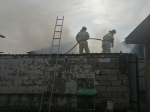 В Уйском горели баня, гараж и забор соседнего дома