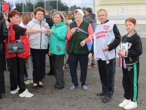 Серебряные и юные волонтеры Уйского района провели акцию «Под флагом единым»